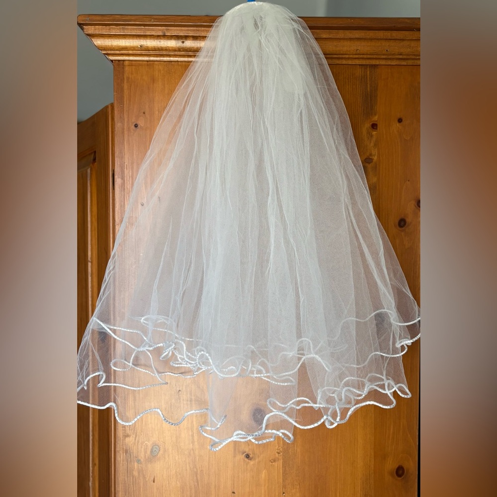 Nwt...Justine M Couture White Bridal Veil with Scalloped Edge